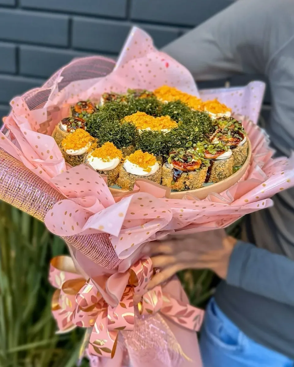 Buque de sushi autoral preparado pelo Hiroshi Sushi