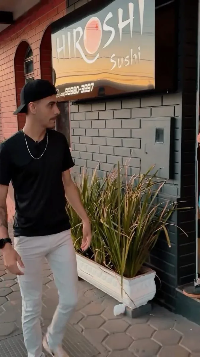 Alisson Gabriel em frente ao Hiroshi Sushi