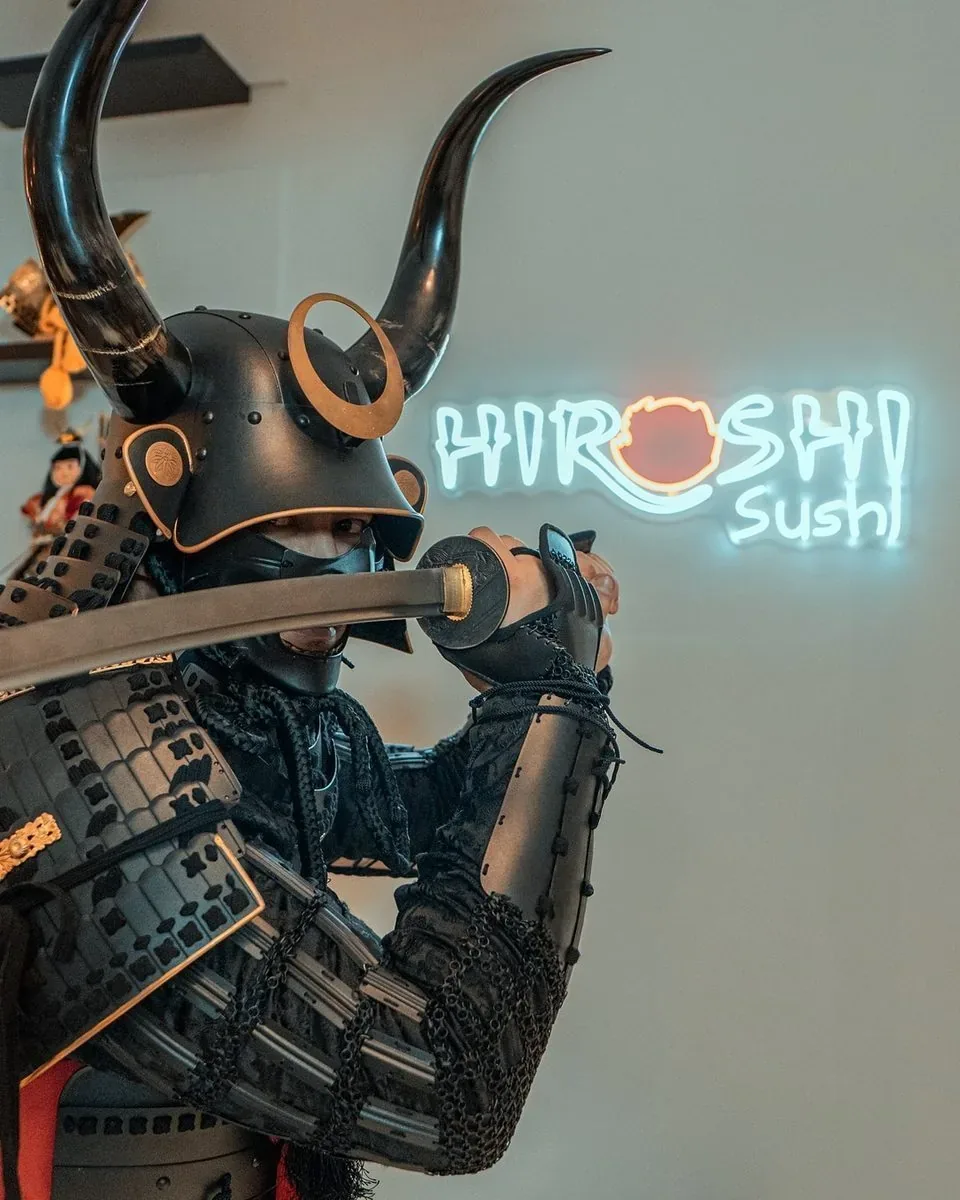 Armadura samurai no salão do Hiroshi Sushi