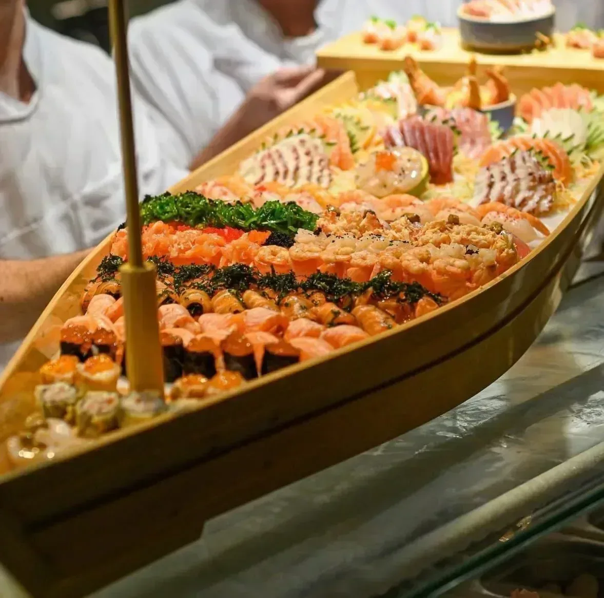 Barca completa de sushi e sashimi do Hiroshi Sushi